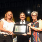 Profa. Erica Cristina e Coordenadora Nanci Gonçalves representando a Equipe Gestora, Professores Responsáveis e Alunos da EMEB PROFESSORA SONIA RITA PENTEADO AGUIAR SANTOS